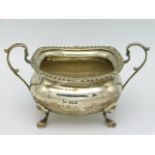 An Edwardian 1903 Sheffield silver sugar bowl by Walker & Hall, 114.7g