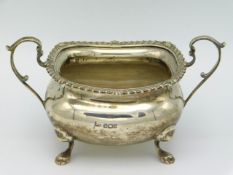 An Edwardian 1903 Sheffield silver sugar bowl by Walker & Hall, 114.7g