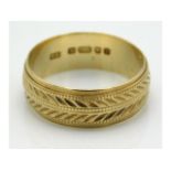 A 9ct gold band with chased decor, 3.1g, size N