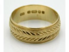 A 9ct gold band with chased decor, 3.1g, size N