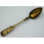 An 1850 Russian silver teaspoon with chased decor, 21g