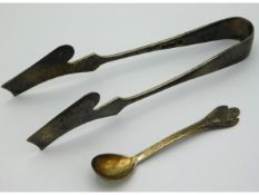 A pair of 1925 Sheffield silver serving tongs by James Deakin & Sons twinned with a Goldsmiths & Sil