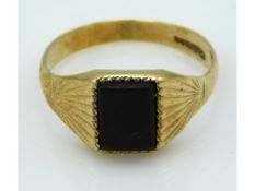 A 9ct gold signet ring, size N, 2g