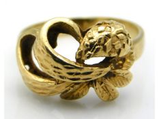 A 9ct gold ring of organic design, size M/N, 3.7g