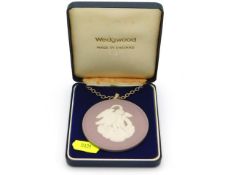 A cased Wedgwood lilac pendant with silver chain,