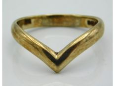 A 9ct gold wishbone ring, 3.1g, size S