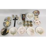 Five Royal Doulton Wind In the Willows plates, six Banbury Mint porcelain horse racing trinket boxes
