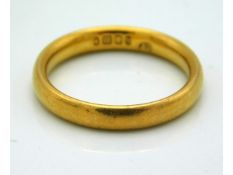 A 22ct gold band, 4.4g, size L/M