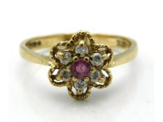 A 9ct gold ring daisy style ring set with approx.