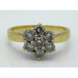 An 18ct gold daisy ring set with 1ct diamond, size