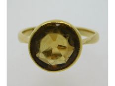 An antique 18ct gold ring set with yellow stone, possibly tourmaline, size L/M, 3.7g