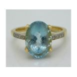An 18ct gold ring set with aquamarine & diamond, s