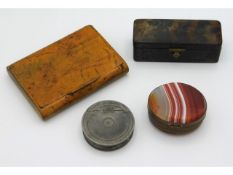 An agate snuff box twinned with a maple cigarette