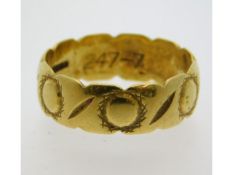 A decorative 18ct gold band, internally inscribed