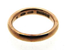 A 19thC. 9ct rose gold band, date mark for 1865, 4
