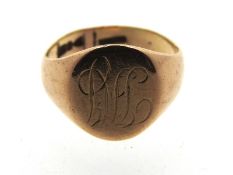 A 9ct gold signet ring, initialled, 4.1g, size L