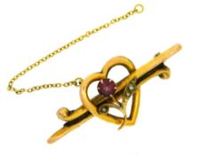 A 9ct gold 44mm wide brooch set with garnet & pear