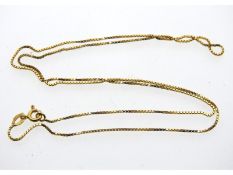 An 18ct gold 19in long box chain, 2.7g