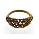 A 9ct gold ring with 'jewelled' trellis decor, 1.5