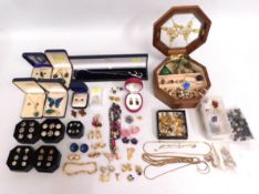 A quantity of mixed costume jewellery items