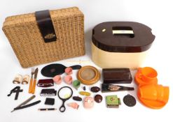 A quantity of mixed bakelite & plastic items inclu