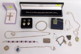 A quantity of mostly silver costume jewellery item