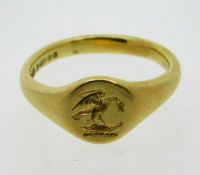 An 18ct gold signet ring with eagle decor, size J,