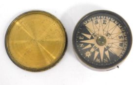 An antique brass compass, 35mm diameter