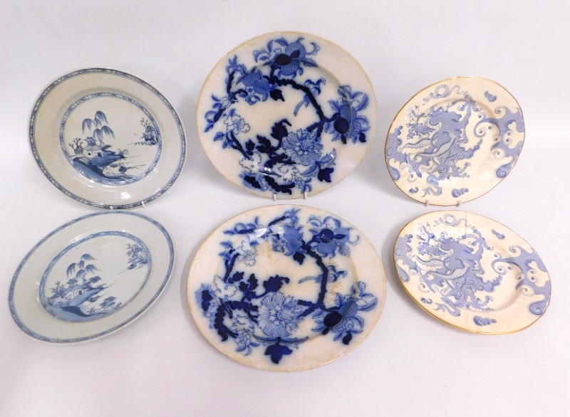 A pair of 19thC. Chinese porcelain plates twinned