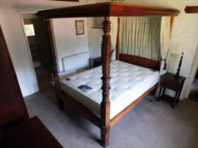 Ploughman's Cottage: A mahogany four poster double