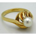An 18ct gold ring set with cultured pearl, 6.5g, s