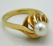An 18ct gold ring set with cultured pearl, 6.5g, s