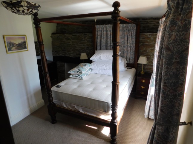 Farmhouse Cottage: A mahogany four poster double b