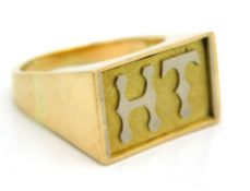 An 18ct gold ring with initials 'HT', 9.3g, size K