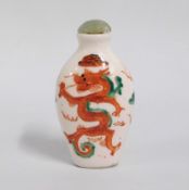 A Chinese porcelain snuff bottle with dragon decor