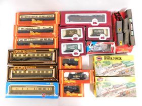 A collection of boxed 00 gauge railway carriages & accessories by Hornby, Airfix, Mainline, Dapol, L