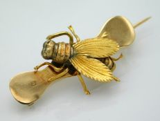 A 9ct gold fly brooch, 2.8g, 25mm wide