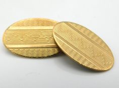 A 9ct gold cufflink with machined decor, 1.9g
