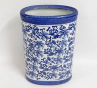 A Chinese style oval porcelain umbrella stand, 17.