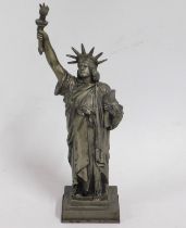 A vintage novelty statue of Liberty table lighter,