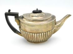 An Edwardian, 1907 London silver teapot by William