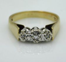 A 9ct gold ring with three small illusion set diam