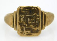 A 9ct gold signet ring, 3.9g, size R