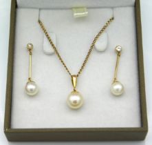 A cased 9ct gold mounted Akoya pearl earring, & pe