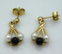 A pair of 9ct gold pearl earrings, 2.1g, 23mm drop