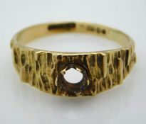A 9ct gold bark effect ring lacking stone, 1.6g, s