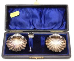 A pair of cased Victorian 1896 Chester silver shel