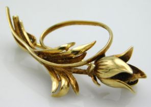 A 9ct gold floral brooch, possibly a tulip, 3.6g,
