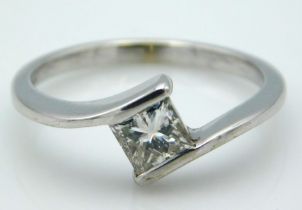 A 9ct white gold ring set with approx. 0.37ct prin
