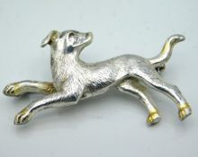 A sterling silver dog brooch, 39mm wide, 10.5g